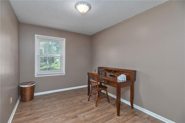 8515 NW Pomona Avenue, Kansas City, MO 64152