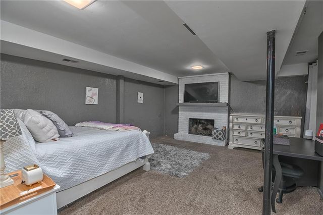 8515 NW Pomona Avenue, Kansas City, MO 64152