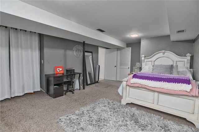 8515 NW Pomona Avenue, Kansas City, MO 64152