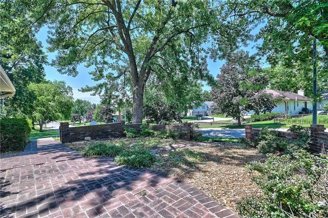 8515 NW Pomona Avenue, Kansas City, MO 64152