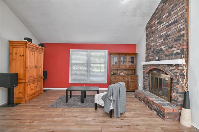 8515 NW Pomona Avenue, Kansas City, MO 64152