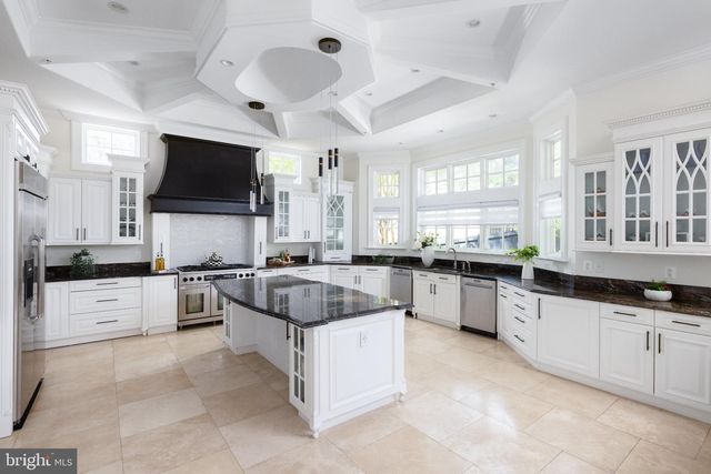 5821 GOLDSBORO RD, Bethesda, MD 20817