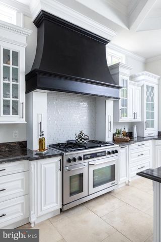 5821 GOLDSBORO RD, Bethesda, MD 20817