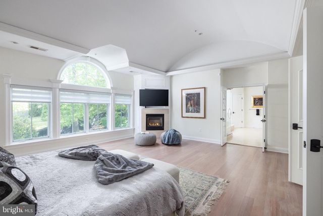 5821 GOLDSBORO RD, Bethesda, MD 20817