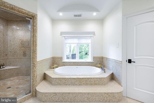 5821 GOLDSBORO RD, Bethesda, MD 20817