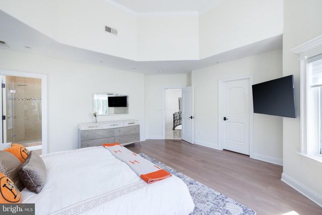 5821 GOLDSBORO RD, Bethesda, MD 20817