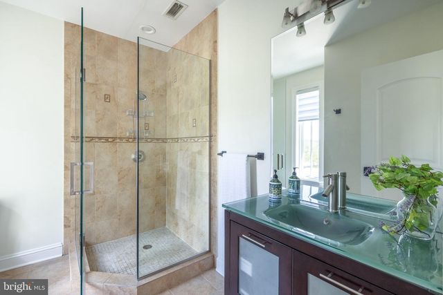 5821 GOLDSBORO RD, Bethesda, MD 20817