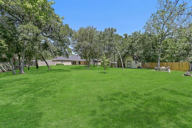 704 Balmoral Court, Friendswood, TX 77546