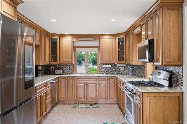 20 Barry Road, Amityville, NY 11701