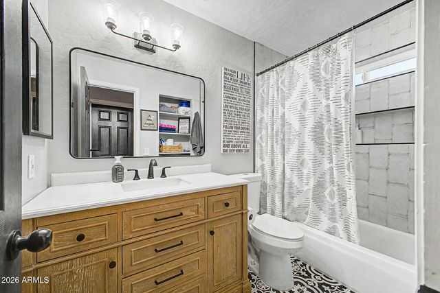 2902 E SALTSAGE Drive, Phoenix, AZ 85048