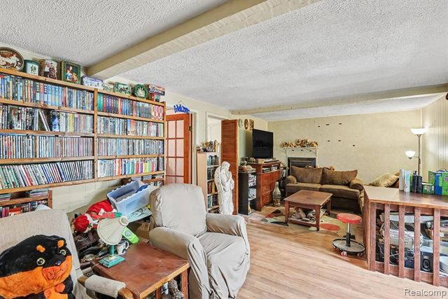 6323 Hough Road, Almont, MI 48003