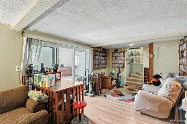 6323 Hough Road, Almont, MI 48003