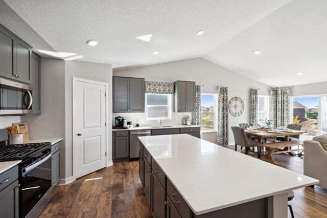 1657 Shasta Drive, Shakopee, MN 55379