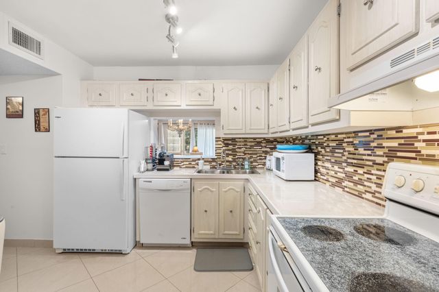 4191 NW 41st Street 214, Lauderdale Lakes, FL 33319