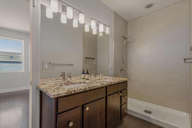 4406 W Wilson Avenue, Chicago, IL 60630