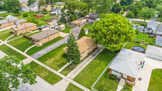 8013 Neva Avenue, Burbank, IL 60459