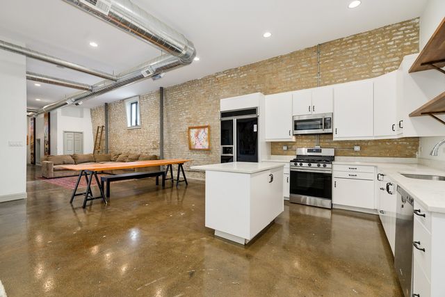 1944 W Superior Street, Chicago, IL 60622