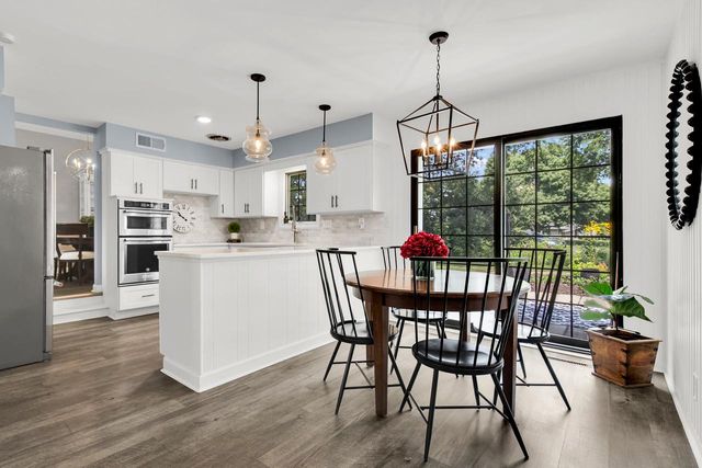 2550 Coach House DRIVE, Brookfield, WI 53045