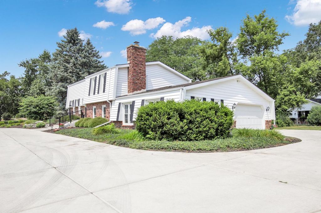2550 Coach House DRIVE, Brookfield, WI 53045
