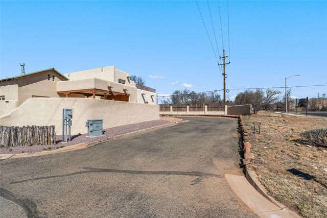 3101 La Paz Lane, Santa Fe, NM 87507