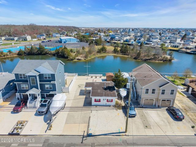 413 Twin Lakes Boulevard, Little Egg Harbor, NJ 08087