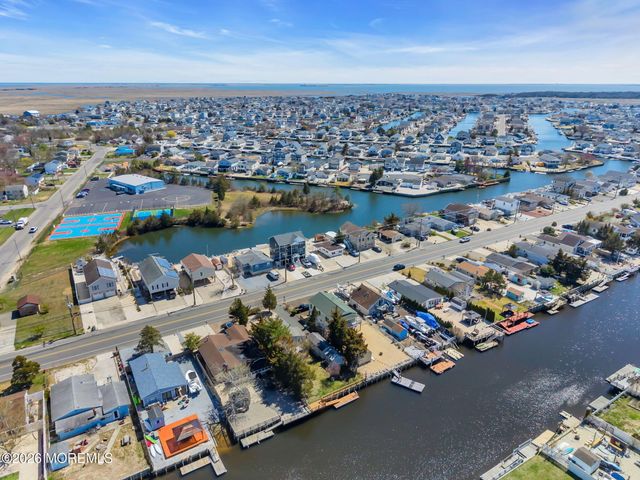 413 Twin Lakes Boulevard, Little Egg Harbor, NJ 08087