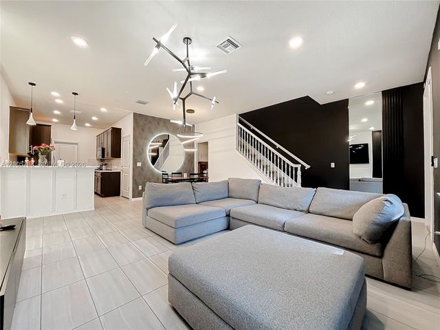 5040 Eucalyptus Dr 2, Hollywood, FL 33021