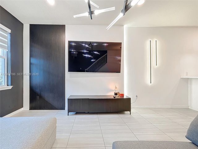 5040 Eucalyptus Dr 2, Hollywood, FL 33021