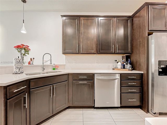 5040 Eucalyptus Dr 2, Hollywood, FL 33021