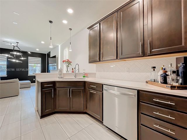 5040 Eucalyptus Dr 2, Hollywood, FL 33021