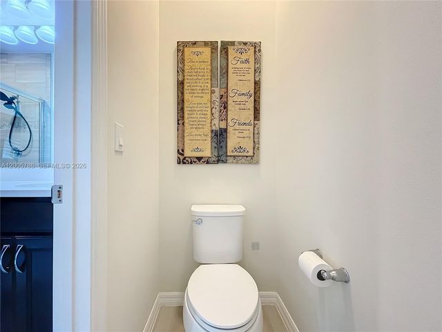 5040 Eucalyptus Dr 2, Hollywood, FL 33021