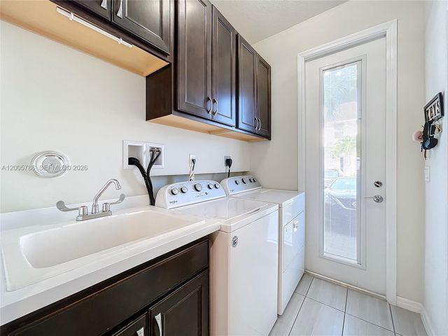 5040 Eucalyptus Dr 2, Hollywood, FL 33021