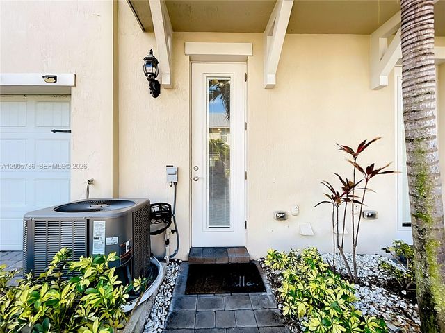 5040 Eucalyptus Dr 2, Hollywood, FL 33021