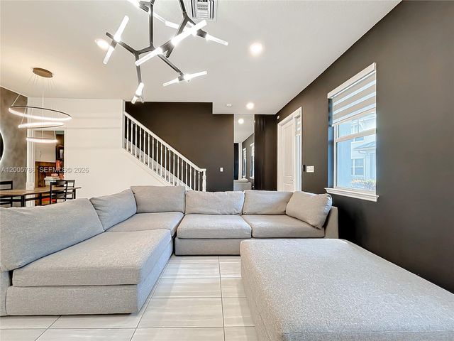 5040 Eucalyptus Dr 2, Hollywood, FL 33021