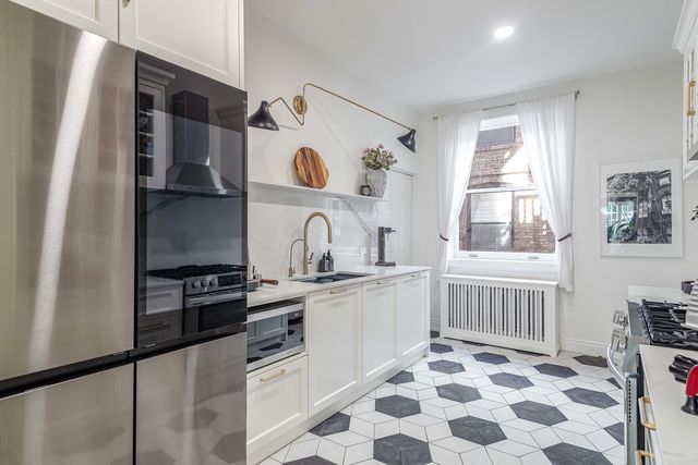 450 W Surf Street 1, Chicago, IL 60657