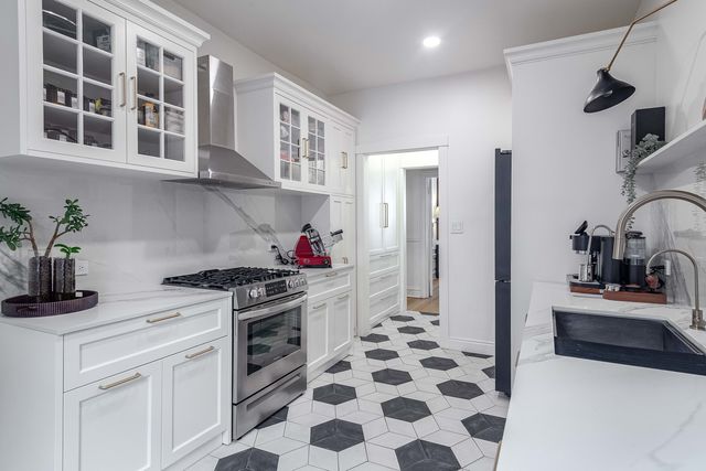 450 W Surf Street 1, Chicago, IL 60657