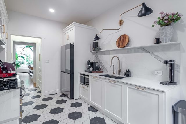 450 W Surf Street 1, Chicago, IL 60657
