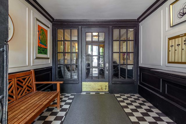 450 W Surf Street 1, Chicago, IL 60657