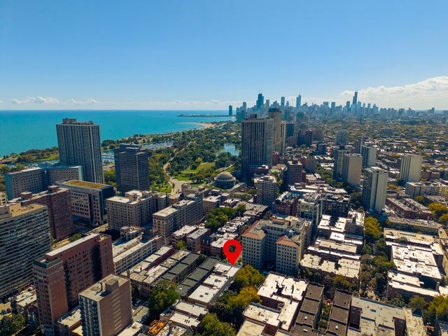450 W Surf Street 1, Chicago, IL 60657