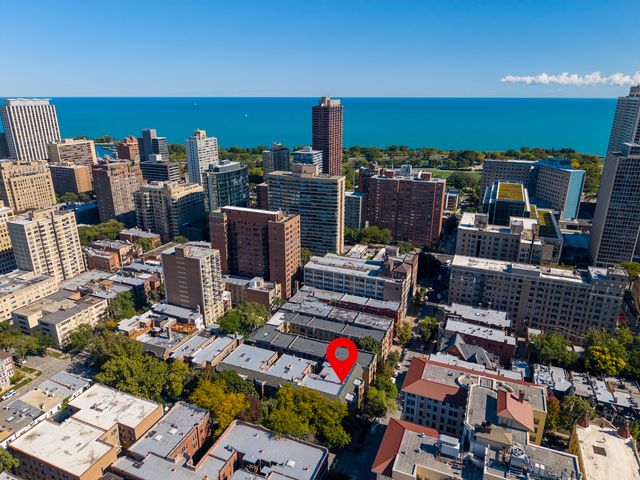 450 W Surf Street 1, Chicago, IL 60657