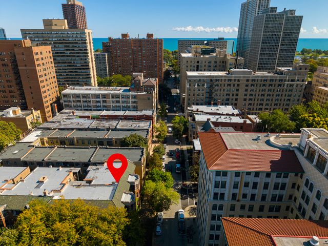 450 W Surf Street 1, Chicago, IL 60657