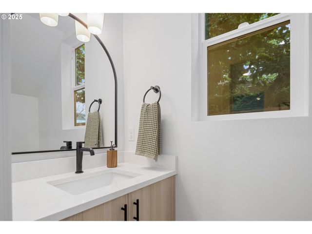 4033 Se TIBBETTS St, Portland, OR 97202