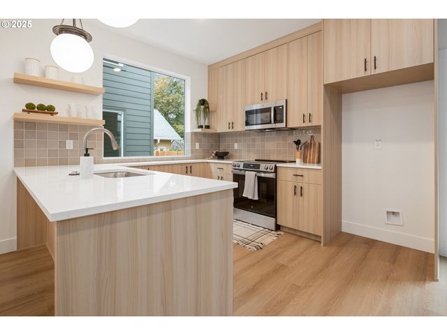 4033 Se TIBBETTS St, Portland, OR 97202