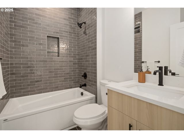 4033 Se TIBBETTS St, Portland, OR 97202