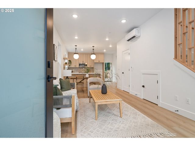 4033 Se TIBBETTS St, Portland, OR 97202