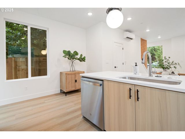 4033 Se TIBBETTS St, Portland, OR 97202