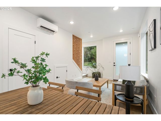 4033 Se TIBBETTS St, Portland, OR 97202