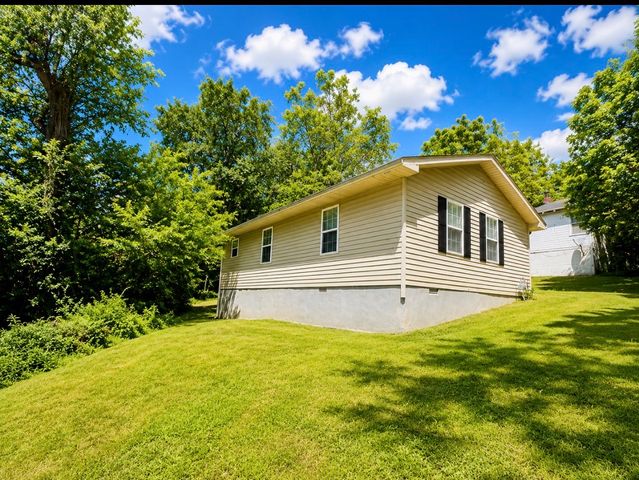 91 Oak Hts, Erin, TN 37061