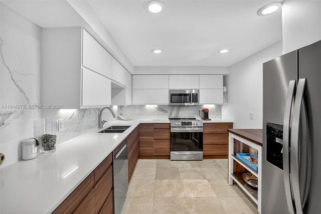 3611 Oaks Clubhouse Drive 202, Pompano Beach, FL 33069