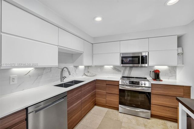 3611 Oaks Clubhouse Drive 202, Pompano Beach, FL 33069